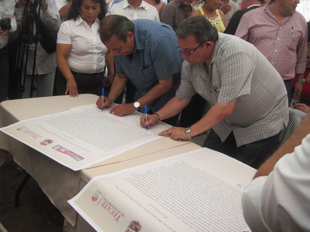 Firmando XX Ayuntamiento de Tecate.