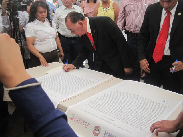 Firma del tratado de los limites territoriales de Tijuana y Tecate.