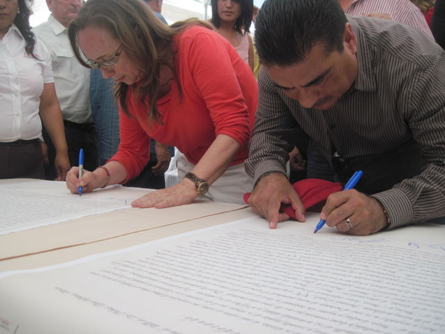 Firmando XX Ayuntamiento de Tijuana.