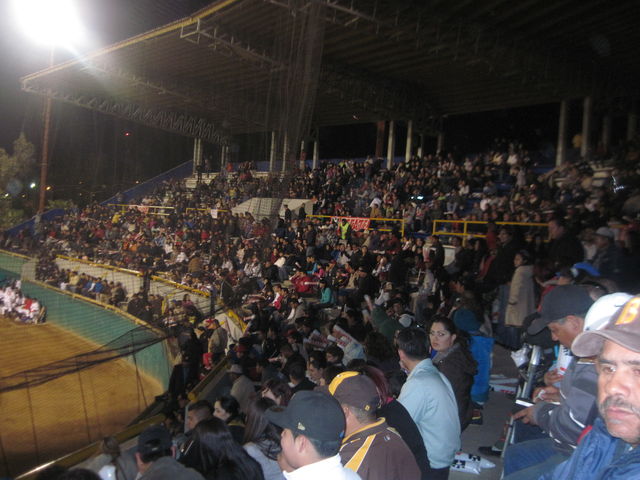 AFICIONADOS AL BEISBOL EN ESTADIO MANUEL CECEÑA